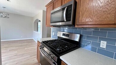 610 Sparkling Brook Ln in Leander, TX - Building Photo - Building Photo