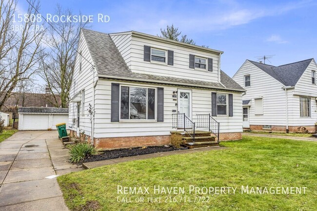 15808 Rockside Rd in Maple Heights, OH - Foto de edificio - Building Photo