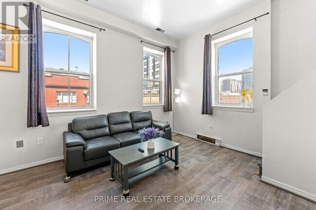 366 Richmond St in London, ON - Building Photo - Building Photo