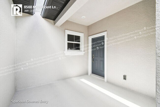 8588 Magnificent Ln in Groveland, FL - Foto de edificio - Building Photo