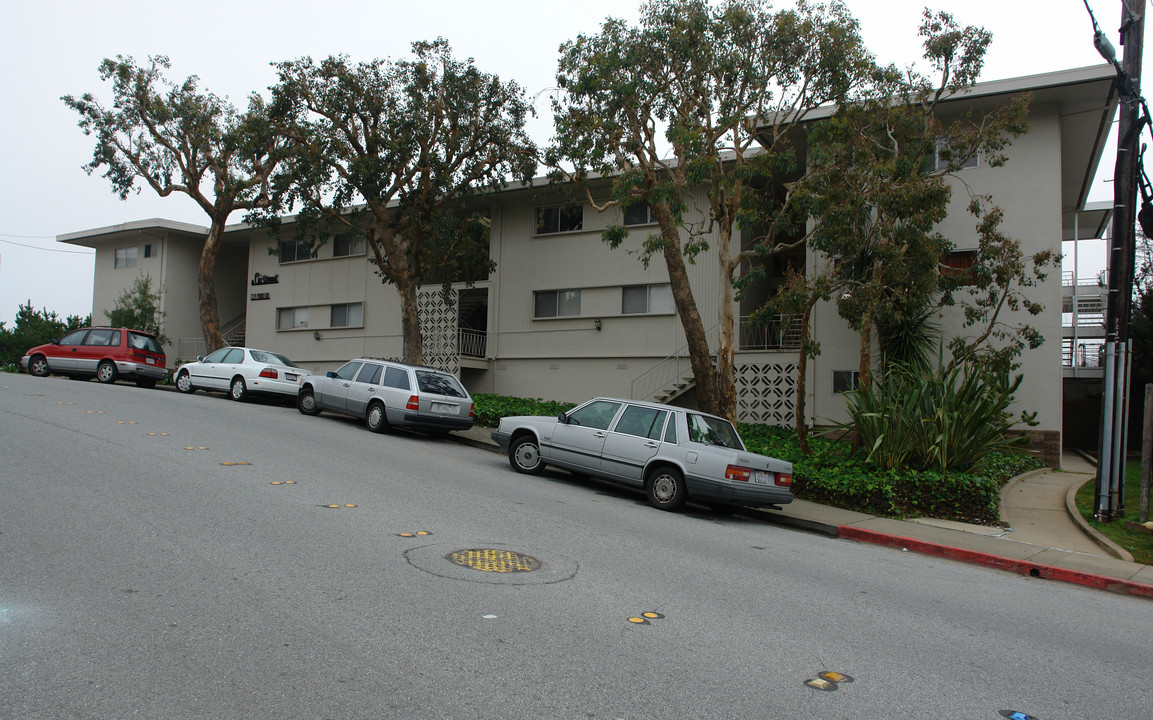 2221 Princeton Dr in San Bruno, CA - Foto de edificio