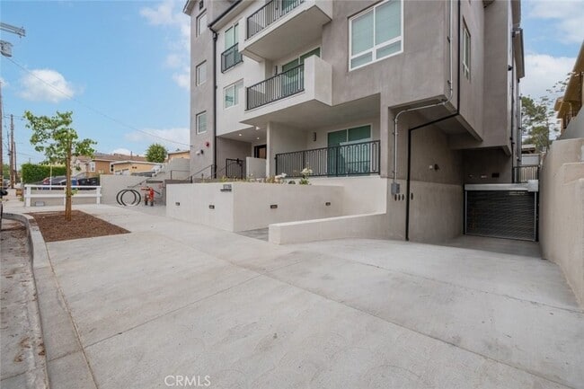 10218 Fernglen Ave, Unit 204 in Los Angeles, CA - Building Photo - Building Photo