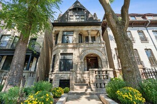 922 W Fullerton Ave in Chicago, IL - Building Photo