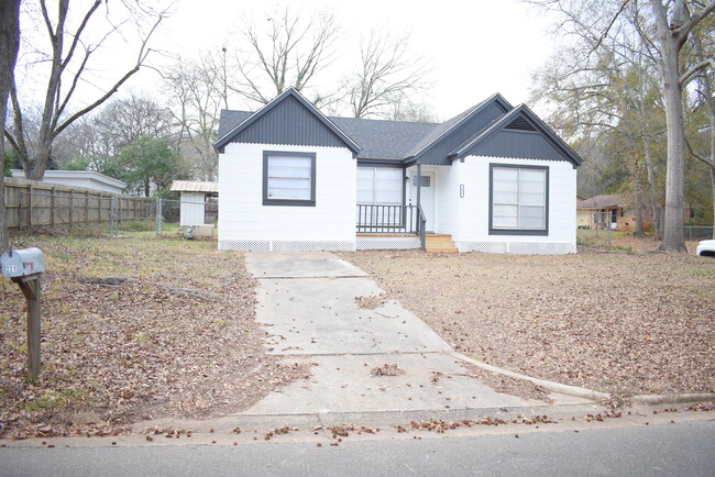 221 N Sanders St in Nacogdoches, TX - Building Photo - Building Photo