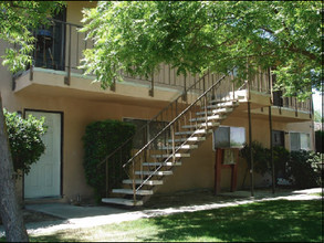 East Wind Apartments in Hanford, CA - Building Photo - Building Photo