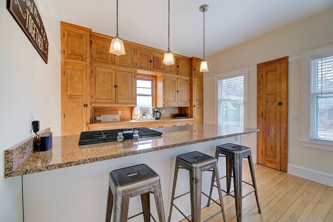 127 W Lloyd St, Unit Brewers Hill Retreat in Milwaukee, WI - Building Photo - Building Photo