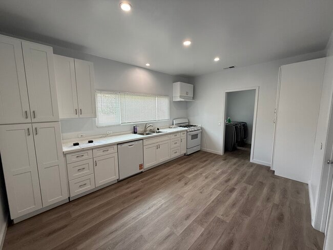 333 W Spruce Ave in Inglewood, CA - Building Photo - Building Photo