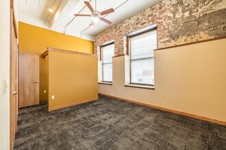 Kansas Avenue Lofts in Topeka, KS - Foto de edificio - Building Photo