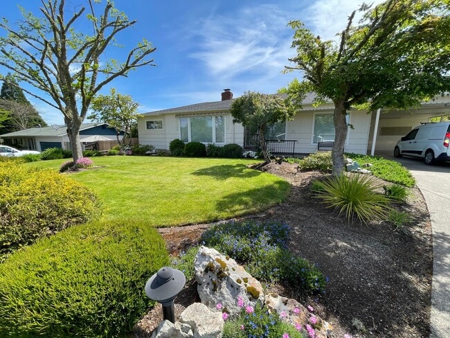 849 W Luellen Dr in Roseburg, OR - Building Photo - Building Photo