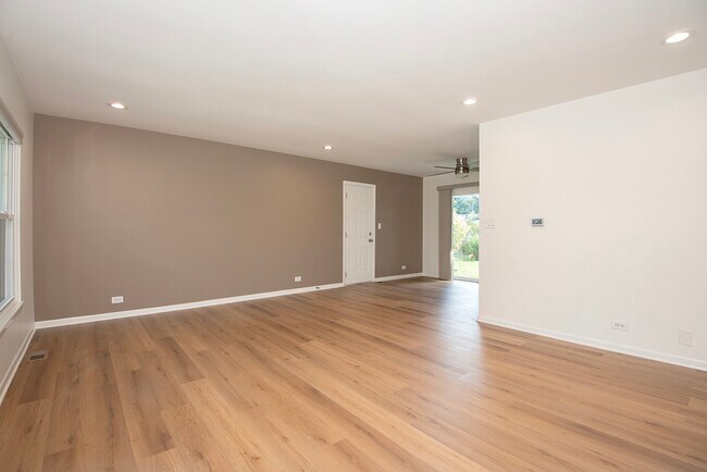 1021 Lonsdale Rd in Elk Grove Village, IL - Building Photo - Building Photo