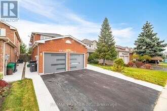 495 Fairview Rd W in Mississauga, ON - Building Photo - Building Photo