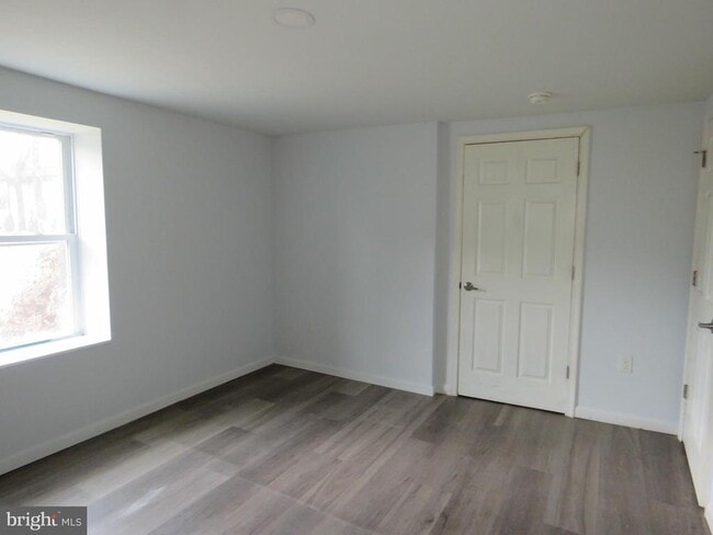1060 Elwood Ave in Bensalem, PA - Foto de edificio - Building Photo