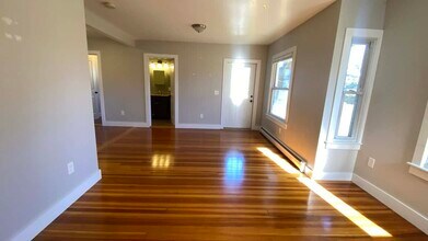 6 Church Ave, Unit 1 in Hatfield, MA - Foto de edificio - Building Photo