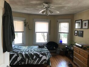 18 Cherry St, Unit 2R in Somerville, MA - Foto de edificio - Building Photo