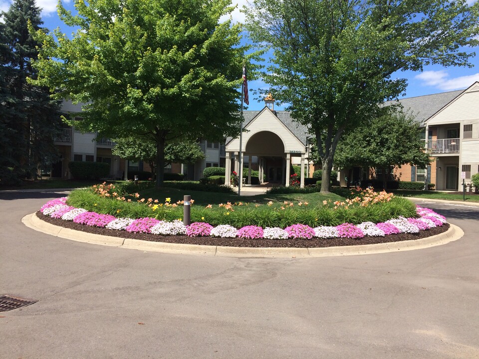 Carrington Place Senior Apartments in Farmington Hills, MI - Foto de edificio