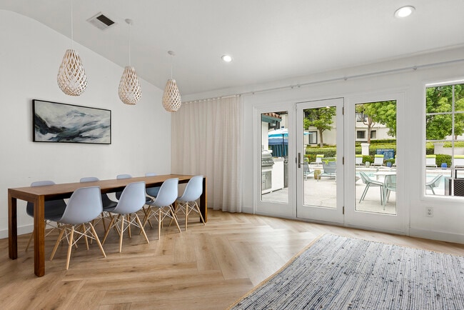 Brookwood Villas in Corona, CA - Foto de edificio - Building Photo