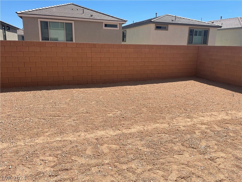 10322 Dallington St in Las Vegas, NV - Building Photo