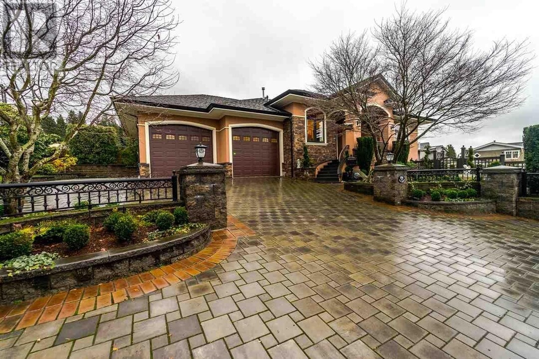 880 12th St in West Vancouver, BC - Building Photo