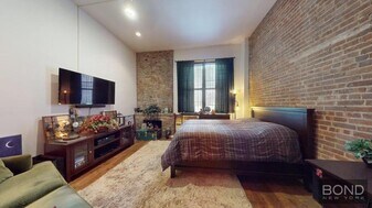 46 W 85th St in New York, NY - Building Photo
