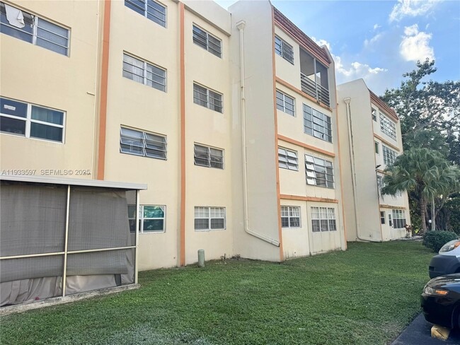 2551 NW 41st Ave in Lauderhill, FL - Building Photo - Building Photo