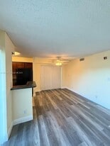 7650 Westwood Dr in Tamarac, FL - Building Photo