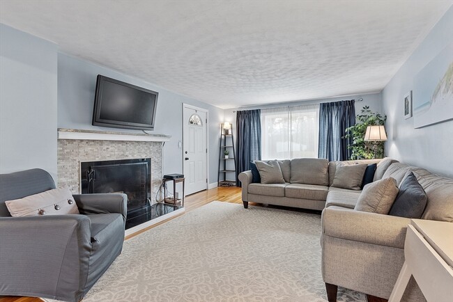 14 Curley Dr in Hudson, MA - Building Photo - Building Photo