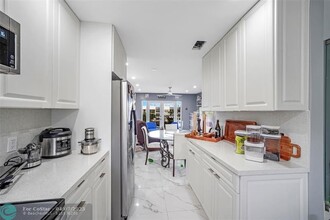 6650 Royal Palm Blvd in Margate, FL - Foto de edificio - Building Photo