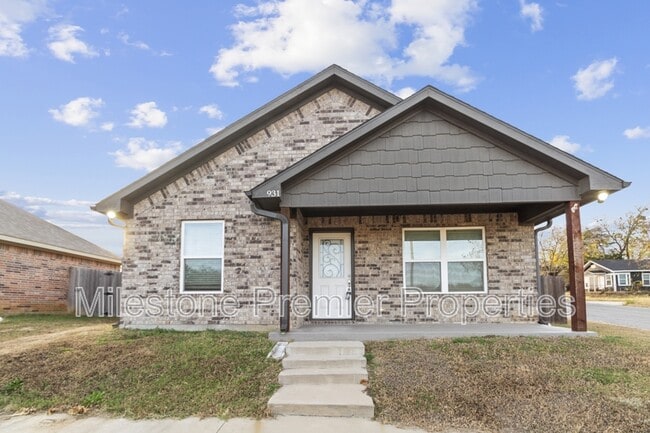 property at 931 N Barrett Ave