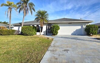 403 SE 33rd Terrace in Cape Coral, FL - Building Photo