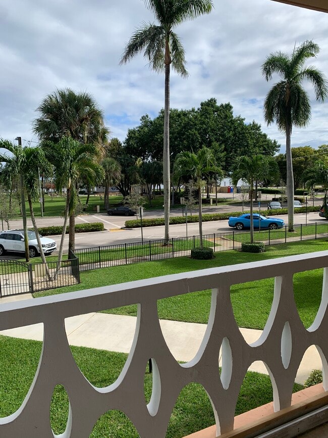 15 S Golfview Rd, Unit 201 in Lake Worth, FL - Foto de edificio - Building Photo