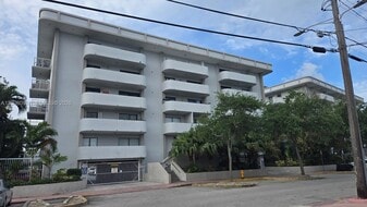 110 S Shore Dr, Unit 4E in Miami Beach, FL - Building Photo