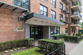 Co-Op in Flushing, NY - Building Photo - Building Photo