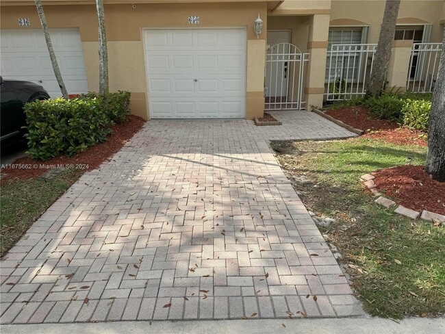 650 NW 170th Terrace in Pembroke Pines, FL - Foto de edificio - Building Photo