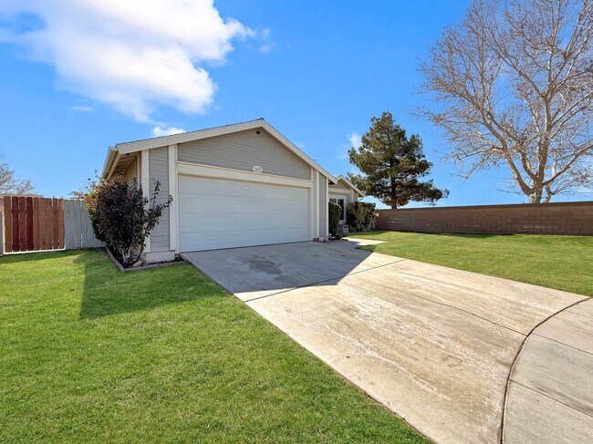 2500 Topaz Ln in Lancaster, CA - Building Photo - Building Photo