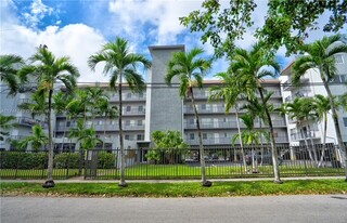 900 SW 84th Ave, Unit 306 in Miami, FL - Building Photo