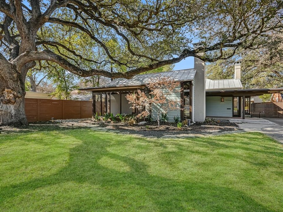 2704 Oakhurst Ave in Austin, TX - Building Photo