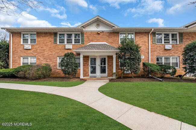 96 East Ave in Atlantic Highlands, NJ - Building Photo