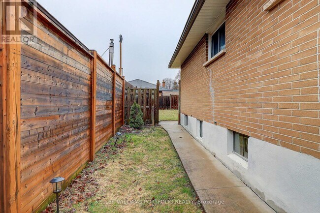 962 Willowdale Ave in Oshawa, ON - Building Photo - Building Photo