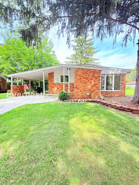 23215 Berkley St in Oak Park, MI - Building Photo