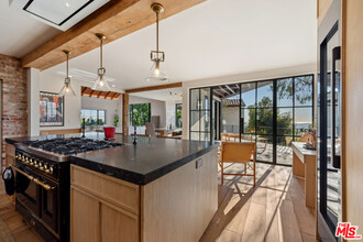 3351 Deronda Dr in Los Angeles, CA - Building Photo - Building Photo