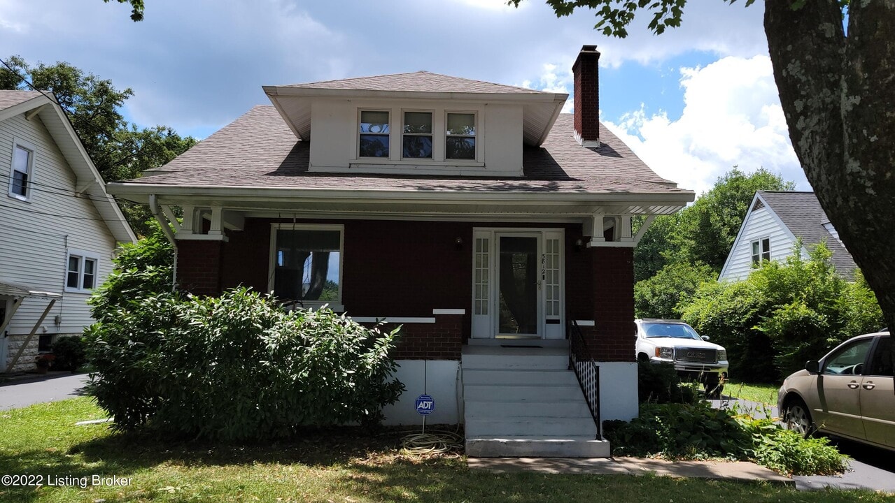 3812 Taylorsville Rd in Louisville, KY - Foto de edificio