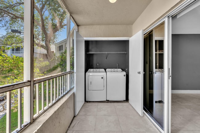 2880 N Oakland Forest Dr in Oakland Park, FL - Building Photo - Building Photo