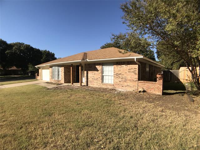 9944 Edmund Dr in Benbrook, TX - Foto de edificio