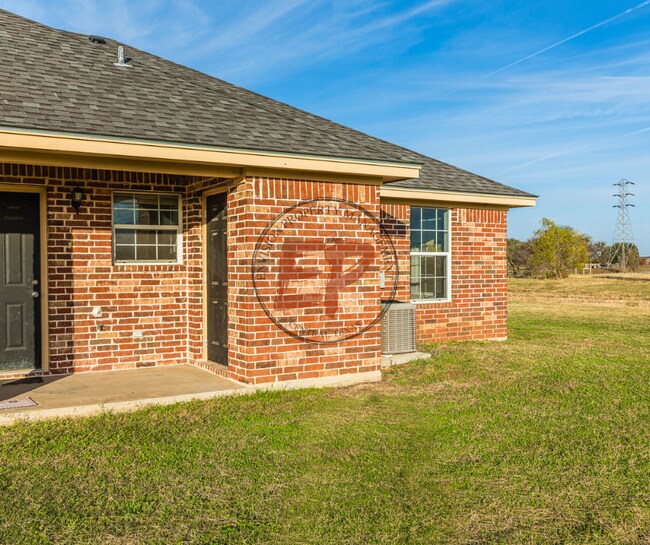 2824 Jerry Mashek Dr in West, TX - Building Photo - Building Photo
