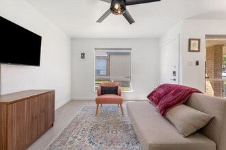 10111 Golden Meadow Dr in Austin, TX - Foto de edificio - Building Photo