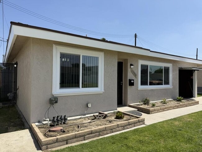 15550 Cornuta Ave in Bellflower, CA - Foto de edificio - Building Photo