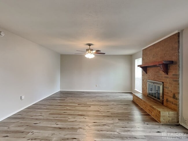 1122 Oakbluff Dr in Lancaster, TX - Building Photo - Building Photo