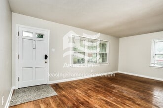 20 Regina Ct in Florissant, MO - Foto de edificio - Building Photo