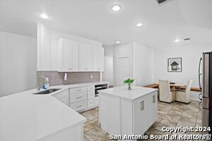 5930 Southern Knoll in San Antonio, TX - Building Photo - Building Photo