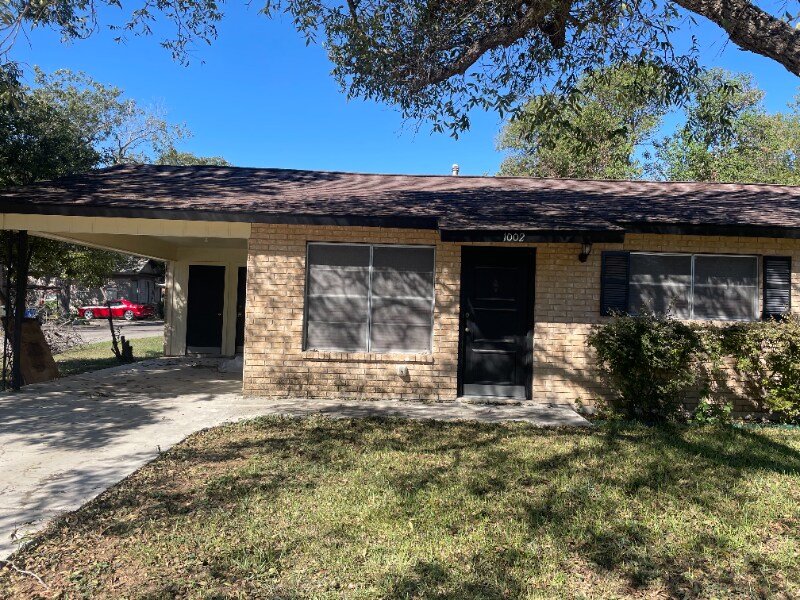 1002 Bartholomae St in Seguin, TX - Building Photo